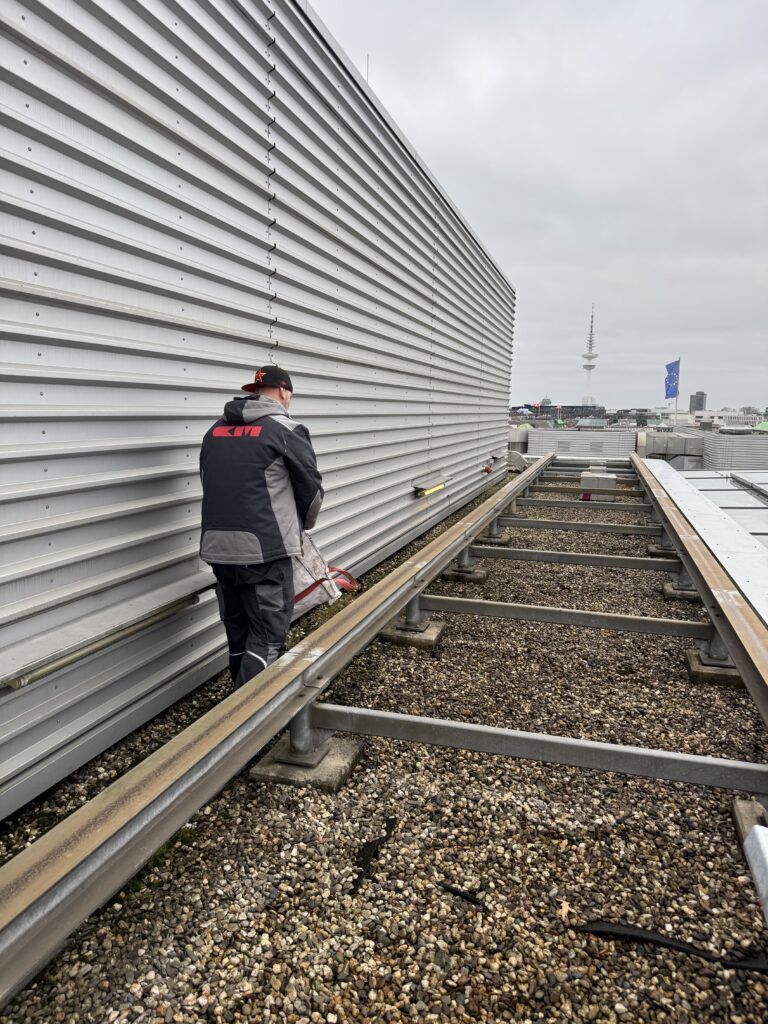 Europa Passage Hamburg Dachreinigung Arbeiter auf Dach mit Equipment für Reinigung